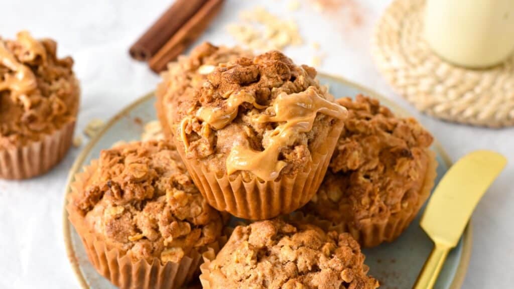 These Oatmeal Cinnamon Muffins are easy healthy oatmeal muffins with a delicious cinnamon flavor and crunchy cinnamon crumb on top.