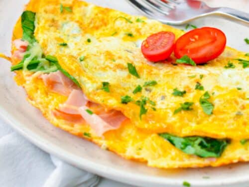 This omelette recipe is an easy 3-egg omelette for an easy, high-protein single-serve breakfast ready in 10 minutes. If you love eggs for breakfast, this is the best omelette to start the day and feel full for hours.