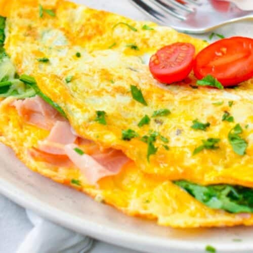 This omelette recipe is an easy 3-egg omelette for an easy, high-protein single-serve breakfast ready in 10 minutes. If you love eggs for breakfast, this is the best omelette to start the day and feel full for hours.