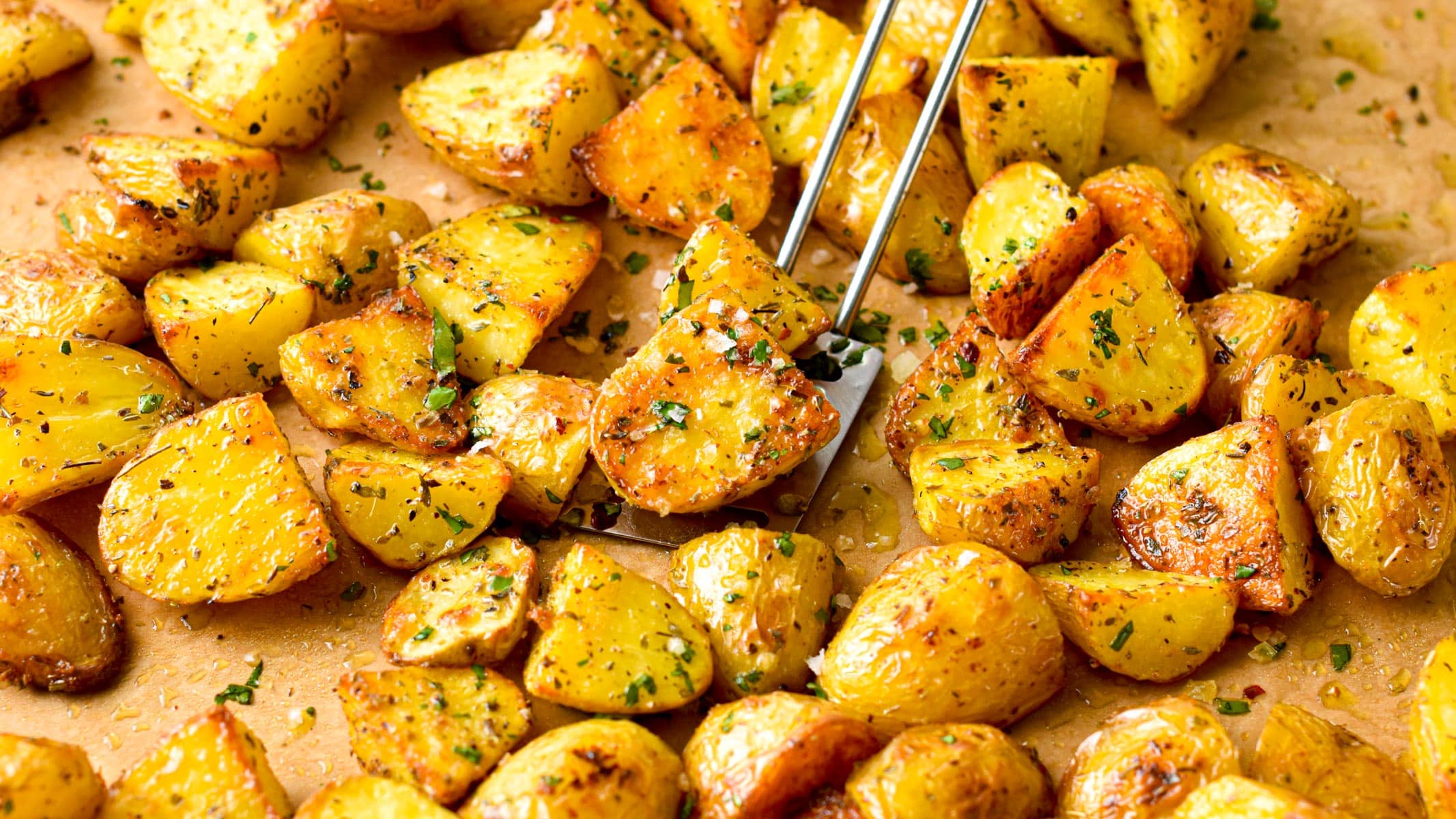 These Oven Roasted Potatoes are the most easy potato side dish ever ready in less than 40 minutes. Plus, this  is an allergy friendly side dish that tick all the dietary restriction as it's vegan, egg-free, nut-free and low-carb option provided.