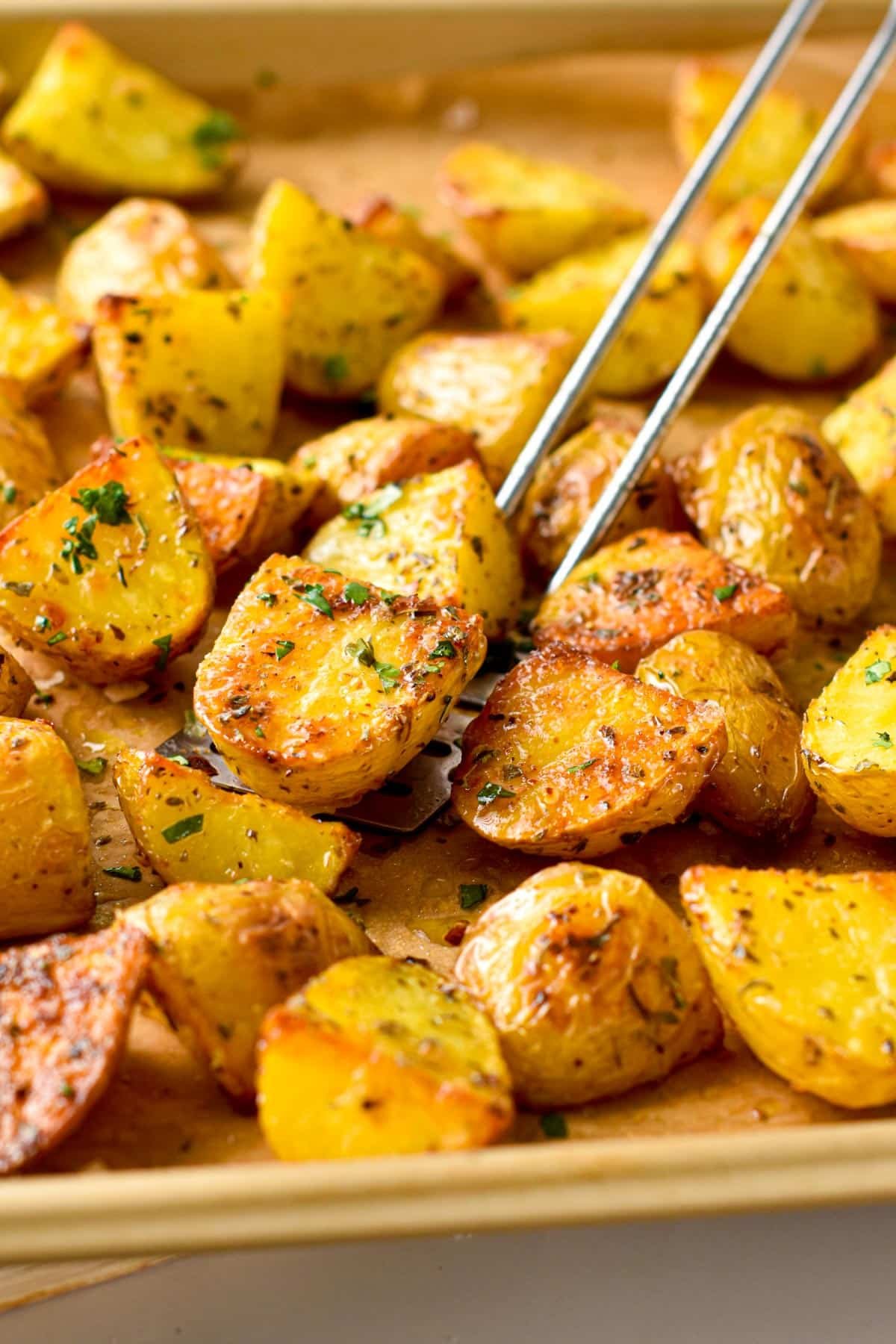 These Oven Roasted Potatoes are the most easy potato side dish ever ready in less than 40 minutes. Plus, this  is an allergy friendly side dish that tick all the dietary restriction as it's vegan, egg-free, nut-free and low-carb option provided.