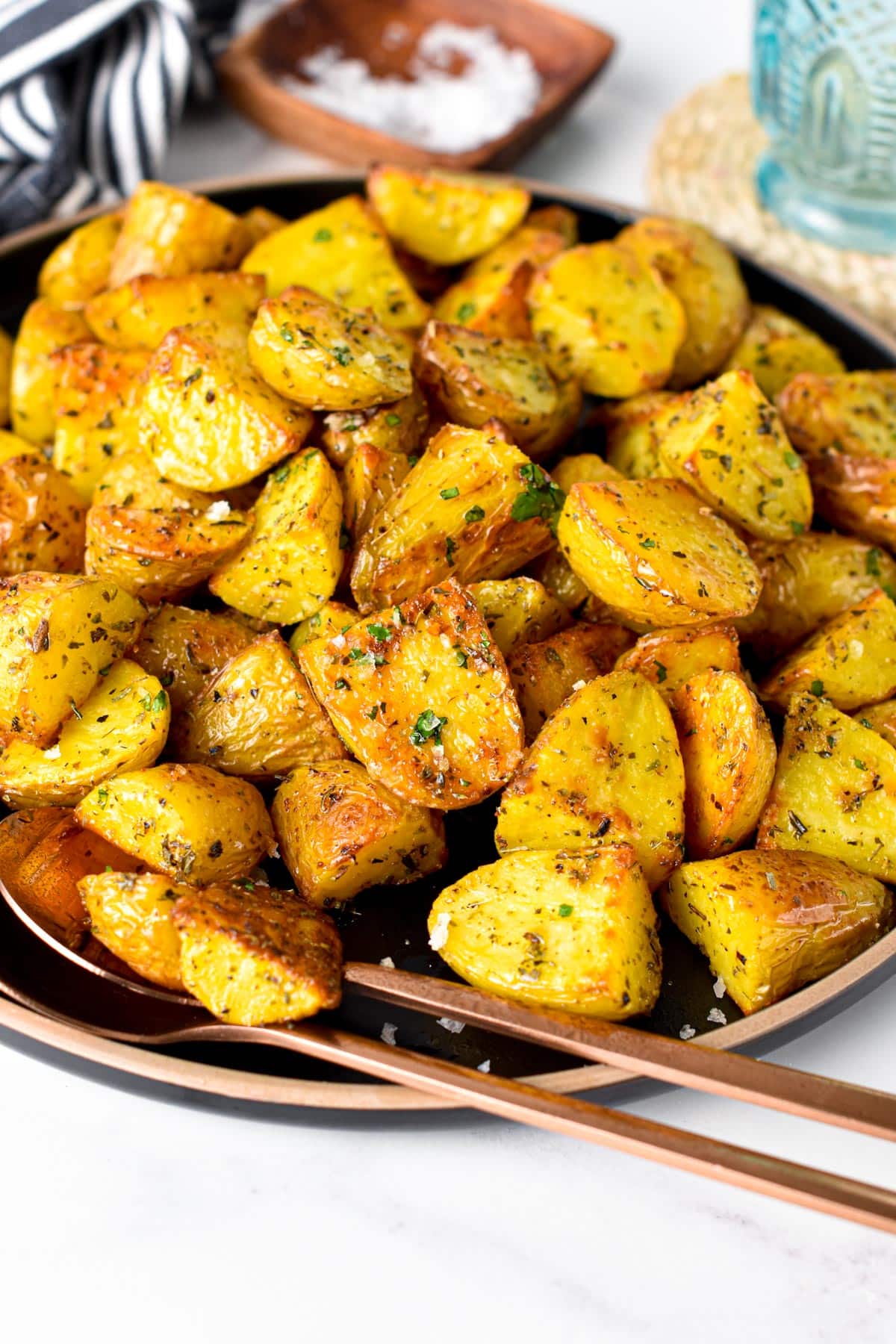 These Oven Roasted Potatoes are the most easy potato side dish ever ready in less than 40 minutes. Plus, this  is an allergy friendly side dish that tick all the dietary restriction as it's vegan, egg-free, nut-free and low-carb option provided.