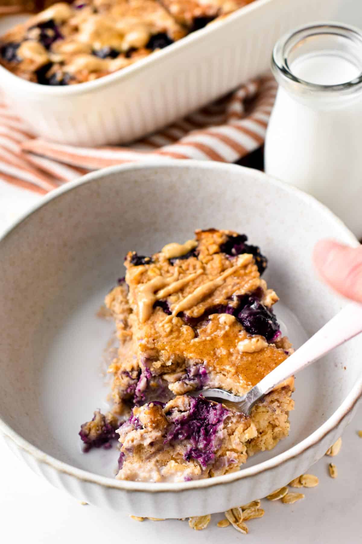 This Protein Baked Oatmeal is the most easy, healthy high-protein breakfast to meal prep a week of tasty creamy vanilla oatmeal. Plus, with only 270 kcal per serve, this breakfast contains 16 grams of proteins and 5 g of fiber to keep you full for hours.