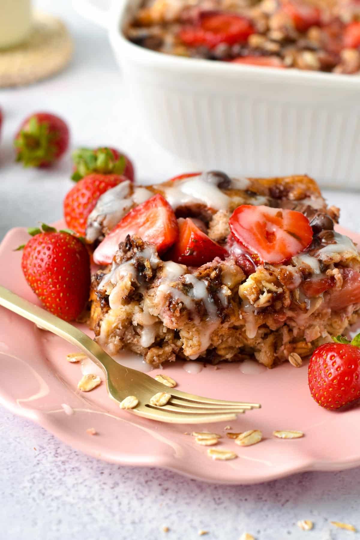 This Strawberry Baked Oatmeal is an easy, healthy one-pan breakfast to meal prep a week of tasty breakfast. You will love the combination of strawberry and chocolate in this creamy oatmeal bake.