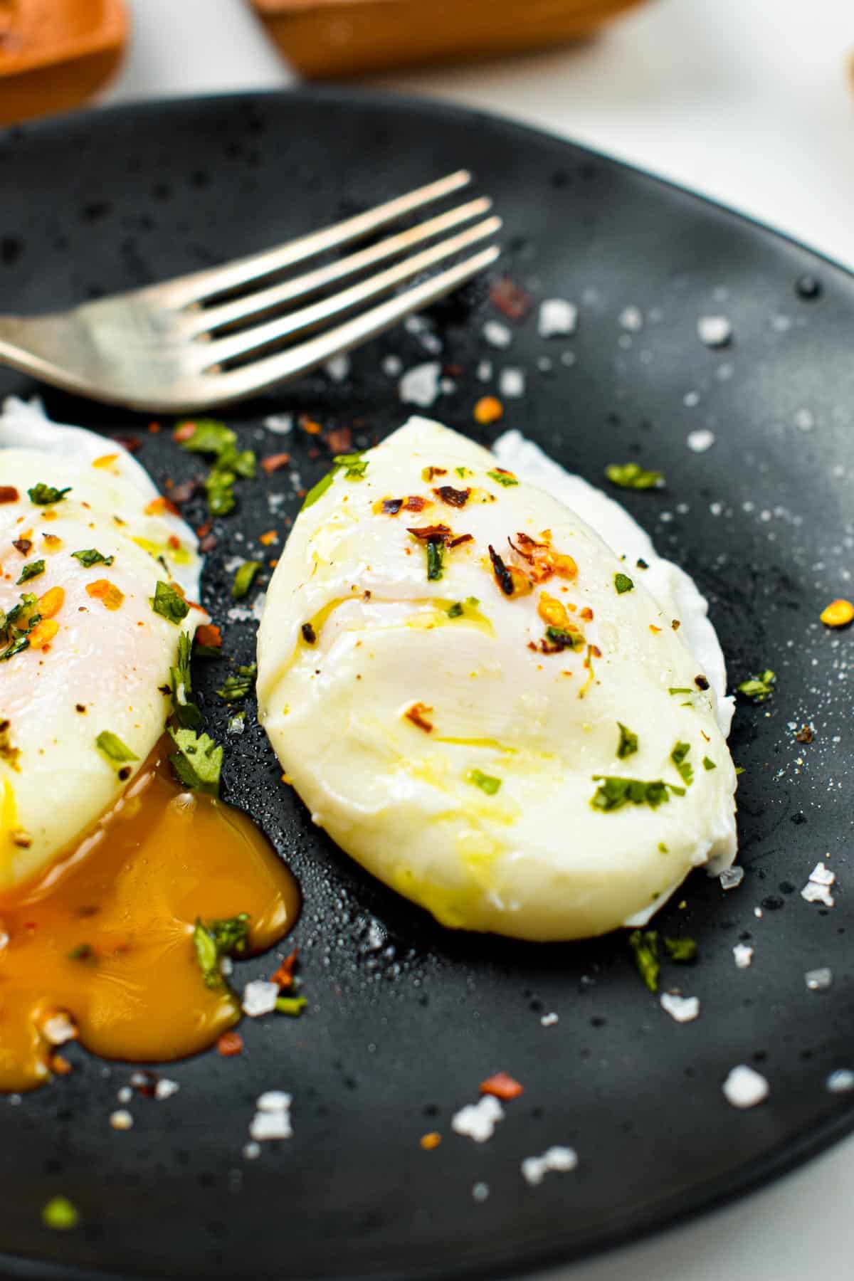 Learn How to Make Poached Eggs that are perfect every time with this simple poached egg recipe. Plus, this step by step instructions are easy to follow and required minimal kitchen skills to starts.