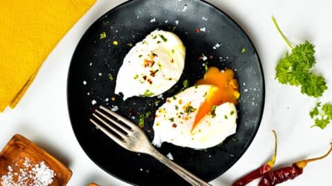 uovo con albume rappreso e tuorlo liquido Lo sai davvero fare un uovo sodo? 7 minuti dal bollore = perfetto. Meno? È  barzotto. Di più? Hai già perso qualità. Quel colore grigio tra albume e  tuorlo? Non è stile