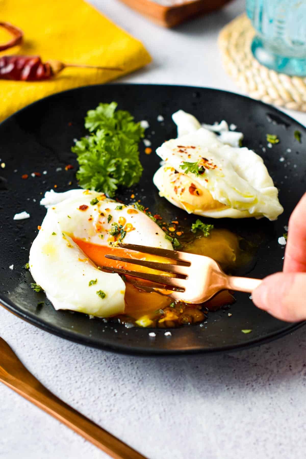 Learn How to Make Poached Eggs that are perfect every time with this simple poached egg recipe. Plus, this step by step instructions are easy to follow and required minimal kitchen skills to starts.