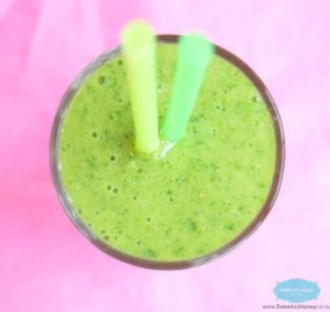 Toddler Green Smoothie with only 4 ingredients: orange, banana, kale and almond milk. A delicious smoothie for picky eaters.