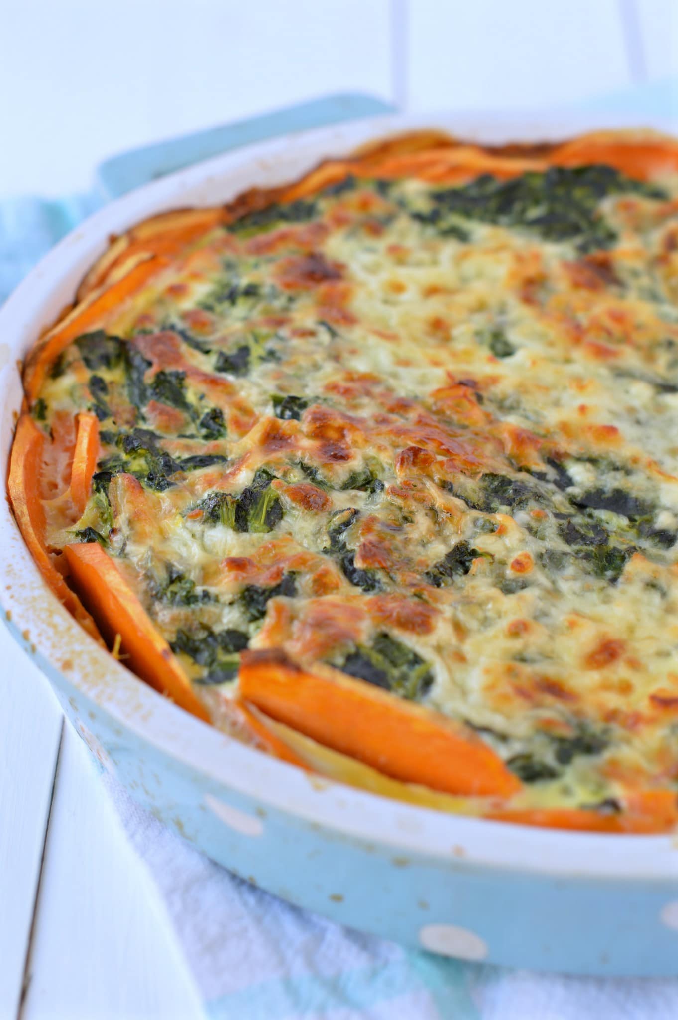 Healthy Sweet Potato Crust Quiche. A crustless paleo spinach quiche recipe perfect to incorporate into your whole30 plan. Dairy free as well !