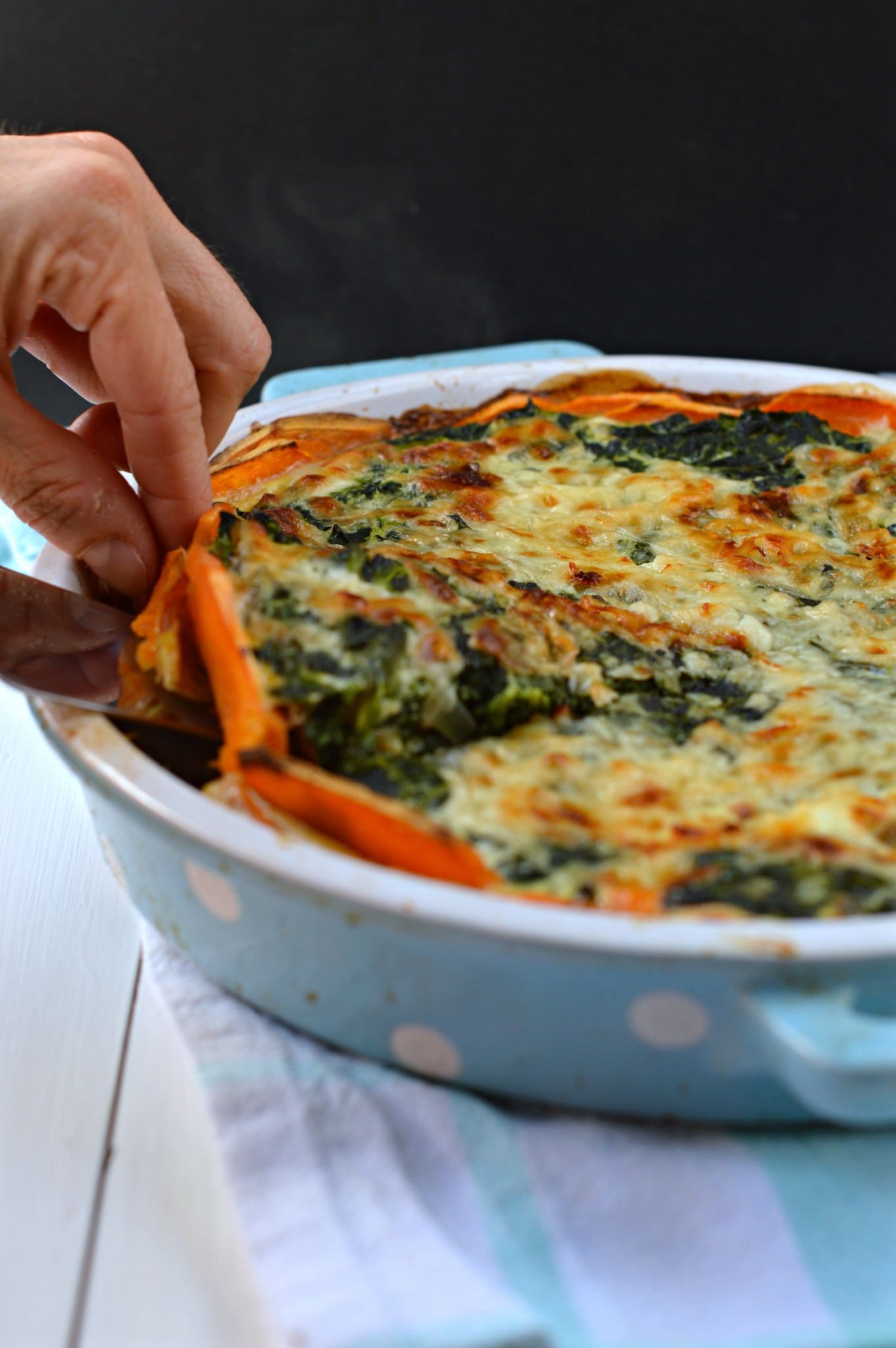 Healthy Sweet Potato Crust Quiche. A crustless paleo spinach quiche recipe perfect to incorporate into your whole30 plan. Dairy free as well !