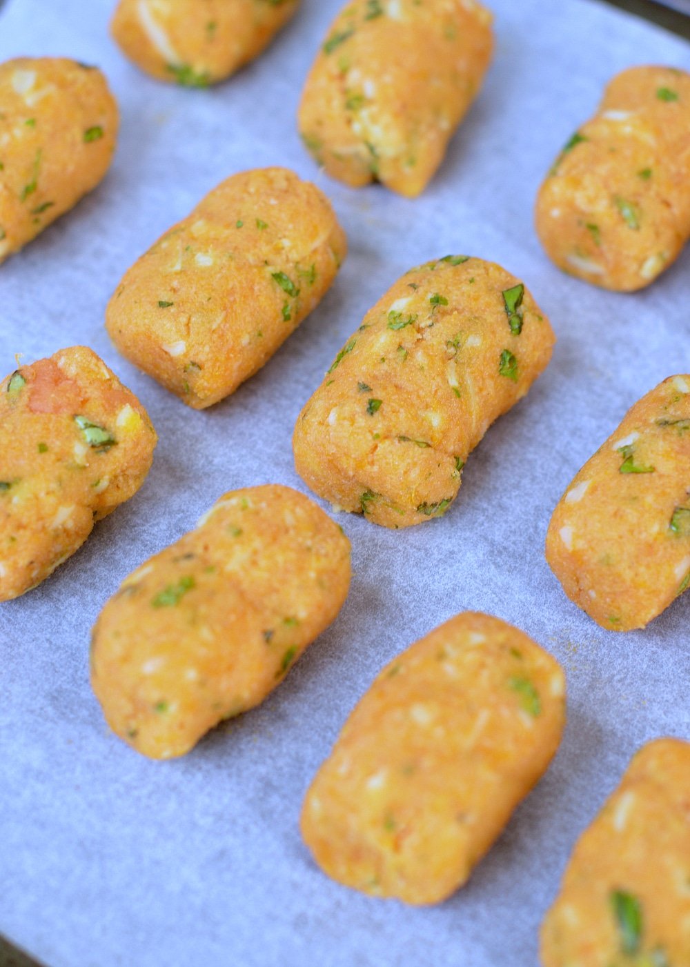 Baked sweet potato tots using mashed sweet potato. A great healthy snack for kids lunchbox or low calorie snack, appetizer with only 30 calorie per tot.